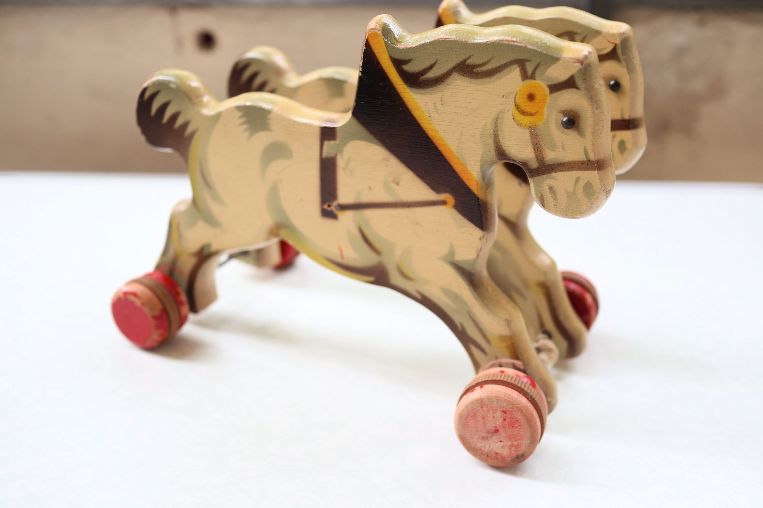 赤い車輪のヴィンテージ木馬 | Frau Vintage