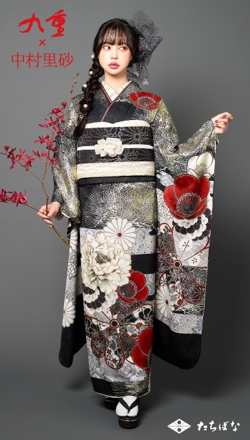 九重 × 中村里砂の振袖-黒|成人記念の新作振袖ご紹介