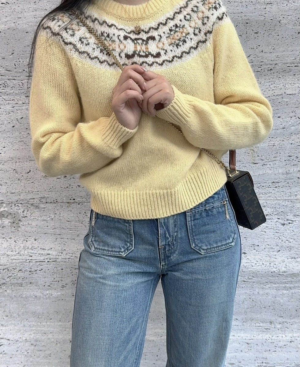 イエローがコーデのポイントになる Celine クルーネックセーター