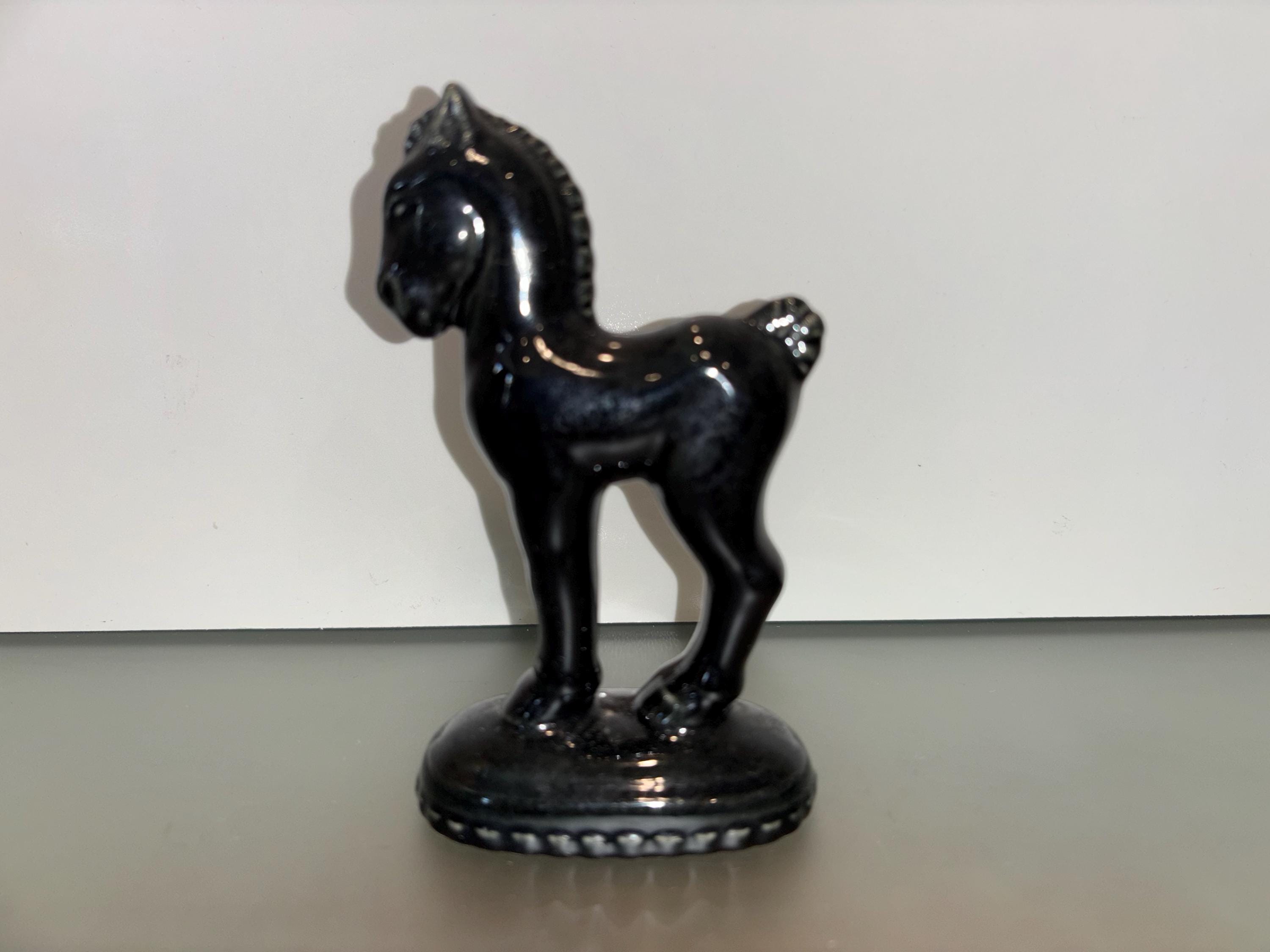 ヴィンテージ陶器製馬の置物、光沢のある黒い馬の置物、ヴィンテージ