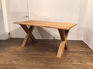 X型の脚が目を惹くオーク天然木を使用したダイニングテーブル