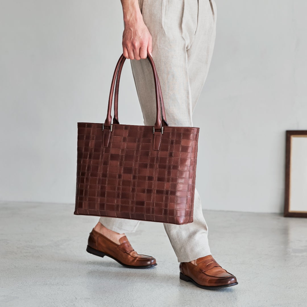 マザーハウスがアンティークレザーの新作バッグを発売 ～クラフトマン