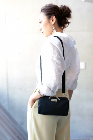 ロングセラーの2WAYウォレットポーチに、お客様の声を反映した