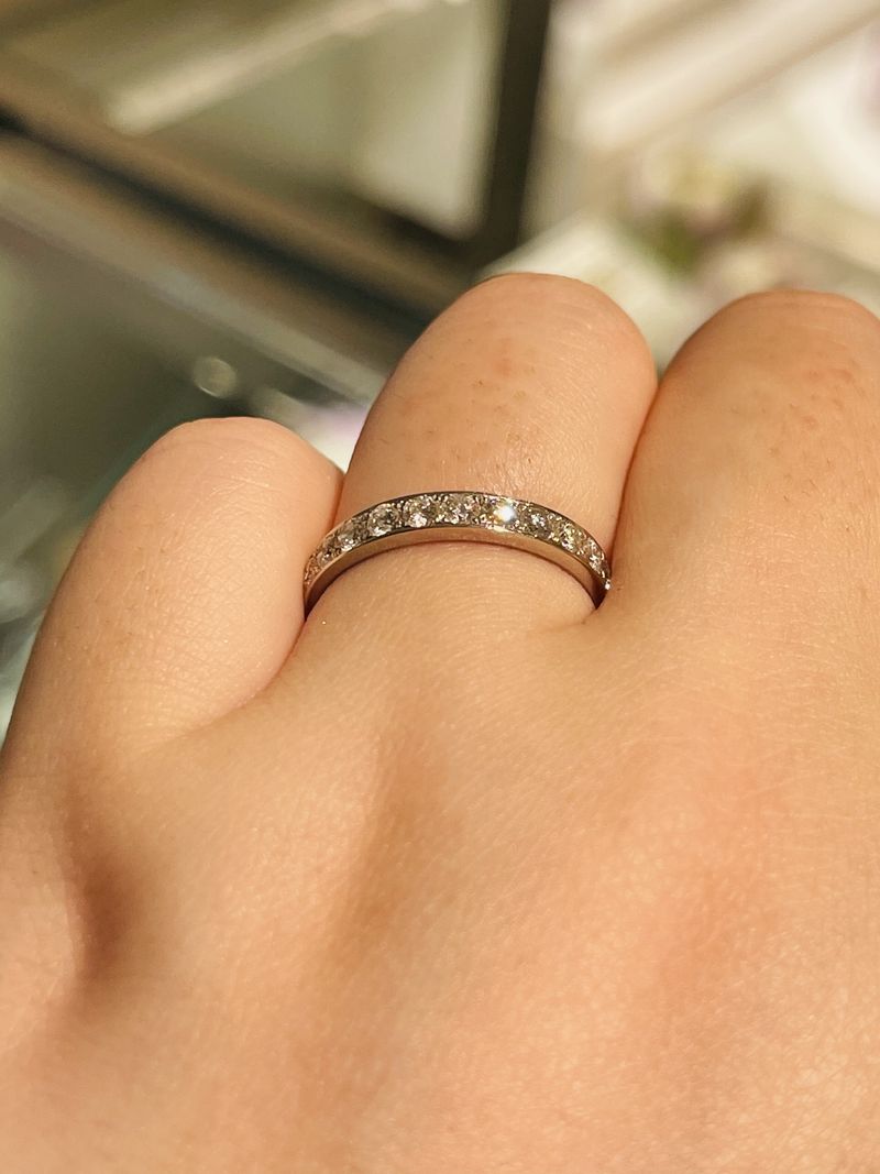 ハーフエタニティで少し太めの幅の結婚指輪を探しており、こちらは彫り