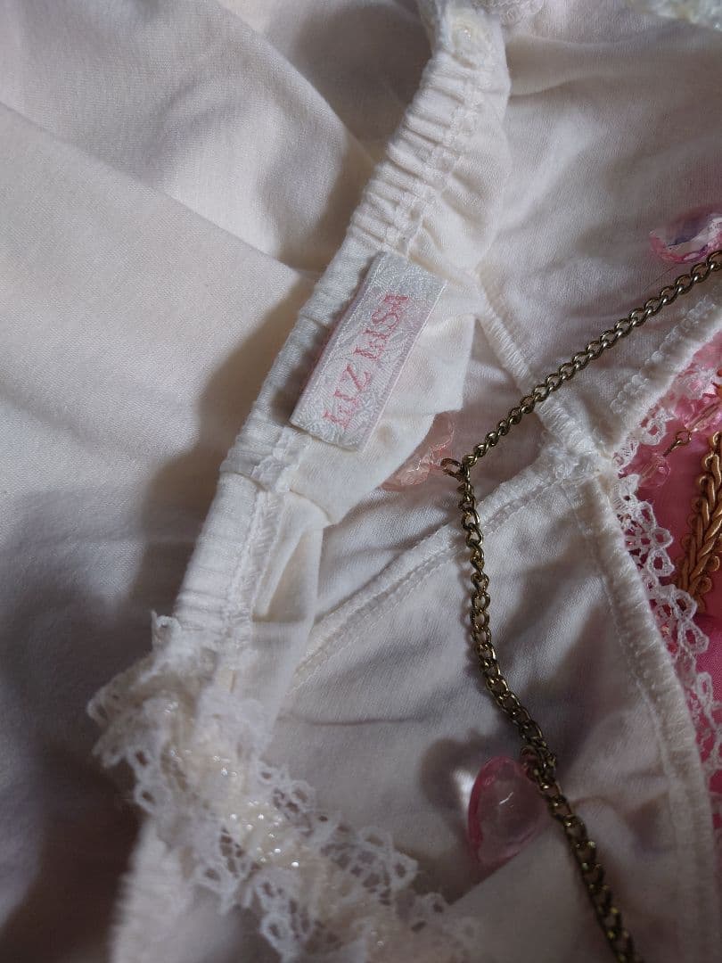 L リズリサ リボンチャーム付き キャミソール 白 +チャームもう一つ付き