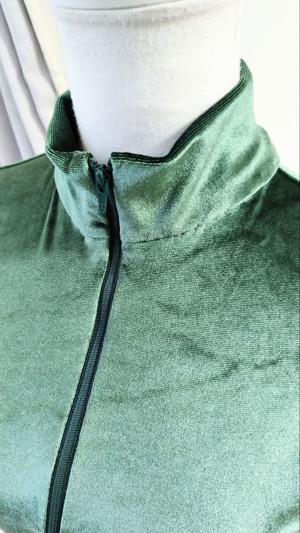 M～Ⅼ／深緑が落ち着いた雰囲気を醸し出す、エレガントなベロアファスナーレオタード