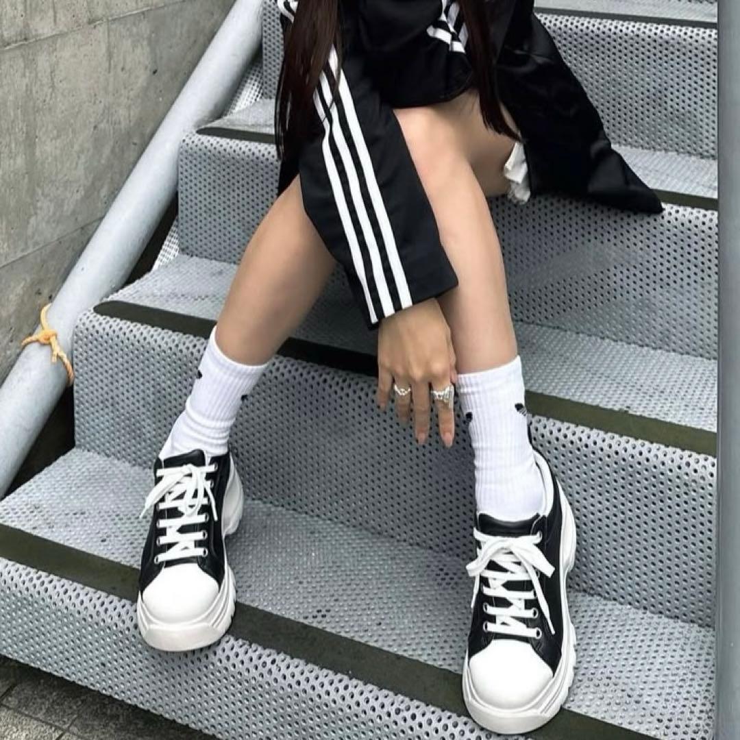 鈴木亜美さん プロデューススニーカー白黒 Mサイズ - メルカリ