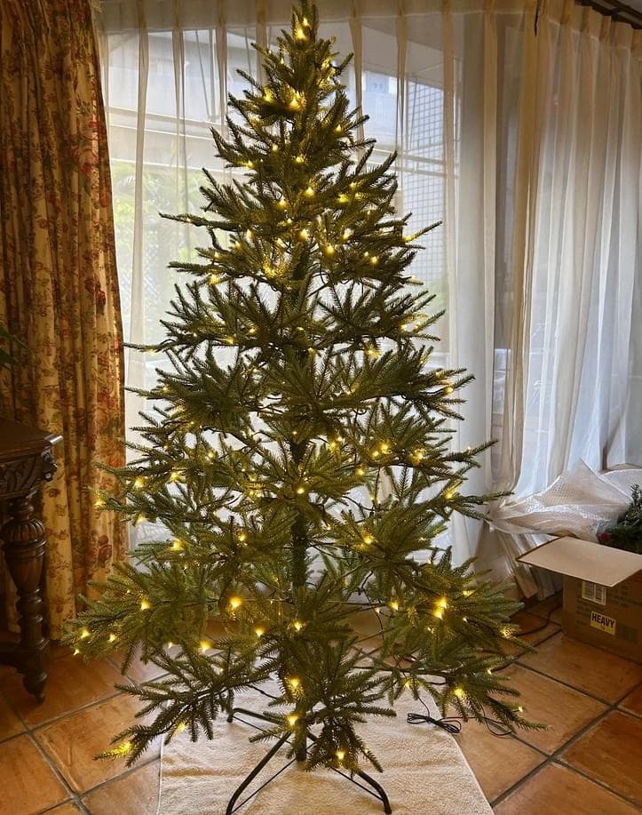 ★LEDライト300球付き　クリスマスツリー 180cm（新品同様） クリスマスツリー キャロルツリー 180cm LEDライト付き