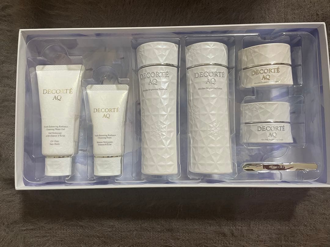 DECORTE AQブライトラディアンスコフレ(美白) 2024xmas0826-94-640x640.jpg